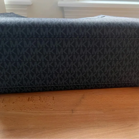 Excellent Michael Kors Kenly Tote Shoulder Bag light blue and silver hardware. - Picture 6 of 9